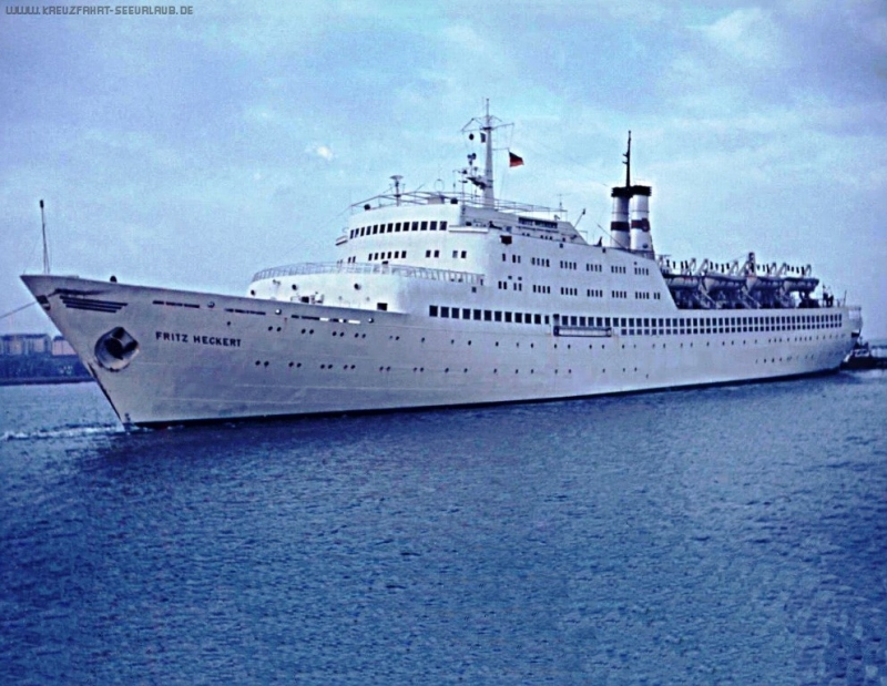 Das FDGB-Urlauberschiff "Fritz Heckert" im Hafen Wismar im Jahre 1964