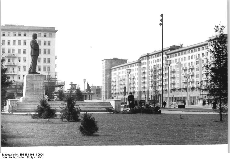 „<a href="https://commons.wikimedia.org/wiki/File:Bundesarchiv_Bild_183-11500-0375,_Berlin,_Stalindenkmal,_Enth%C3%BCllung.jpg#/media/File:Bundesarchiv_Bild_183-11500-0375,_Berlin,_Stalindenkmal,_Enth%C3%BCllung.jpg">Bundesarchiv Bild 183-11500-0375, Berlin, Stalindenkmal, Enthüllung</a>“ von Bundesarchiv, Bild 183-11500-0375 / CC-BY-SA. Lizenziert unter <a href="http://creativecommons.org/licenses/by-sa/3.0/de/deed.en" title="Creative Commons Attribution-Share Alike 3.0 de">CC BY-SA 3.0 de</a> über <a „Bundesarchiv Bild 183-11500-0375, Berlin, Stalindenkmal, Enthüllung“ von Bundesarchiv, Bild 183-11500-0375 / CC-BY-SA. Lizenziert unter CC BY-SA 3.0 de über Wikimedia Commons - https://commons.wikimedia.org/wiki/File:Bundesarchiv_Bild_183-11500-0375,_Berlin,_Stalindenkmal,_Enth%C3%BCllung.jpg#/media/File:Bundesarchiv_Bild_183-11500-0375,_Berlin,_Stalindenkmal,_Enth%C3%BCllung.jpg