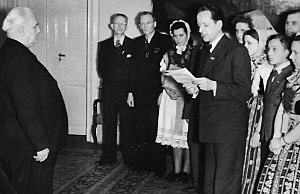 Die Sorben erfuhren in der DDR großzügige finanzielle und kulturelle Förderung. Eine Delegation der Sorben besucht den Präsident der DDR Wilhelm Pieck (1950)