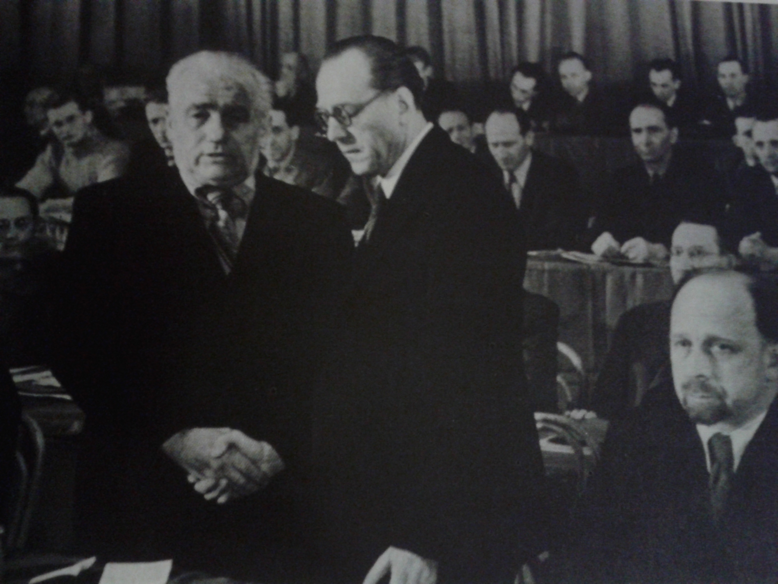 Wilhelm Pieck (KPD) und Otto Grotewohl (SPD) reichen sich die Hand