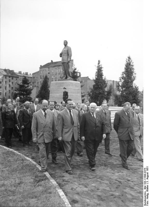 „Bundesarchiv Bild 183-11500-0375, Berlin, Stalindenkmal, Enthüllung“ von Bundesarchiv, Bild 183-11500-0375 / CC-BY-SA. Lizenziert unter CC BY-SA 3.0 de über Wikimedia Commons - https://commons.wikimedia.org/wiki/File:Bundesarchiv_Bild_183-11500-0375,_Berlin,_Stalindenkmal,_Enth%C3%BCllung.jpg#/media/File:Bundesarchiv_Bild_183-11500-0375,_Berlin,_Stalindenkmal,_Enth%C3%BCllung.jpg

                                           