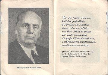 Ihr, die Jungen Pioniere
habt das große Glück,
die Früchte des Kampfes
eurer Väter und Mütter
und ihrer Arbeit zu ernten. 
Ihr werdet jedoch auch 
die große Pflicht übernehmen 
das Erbe das ihr antreten werdet,
zu hüten und zu mehren. 

Wilhelm Pieck