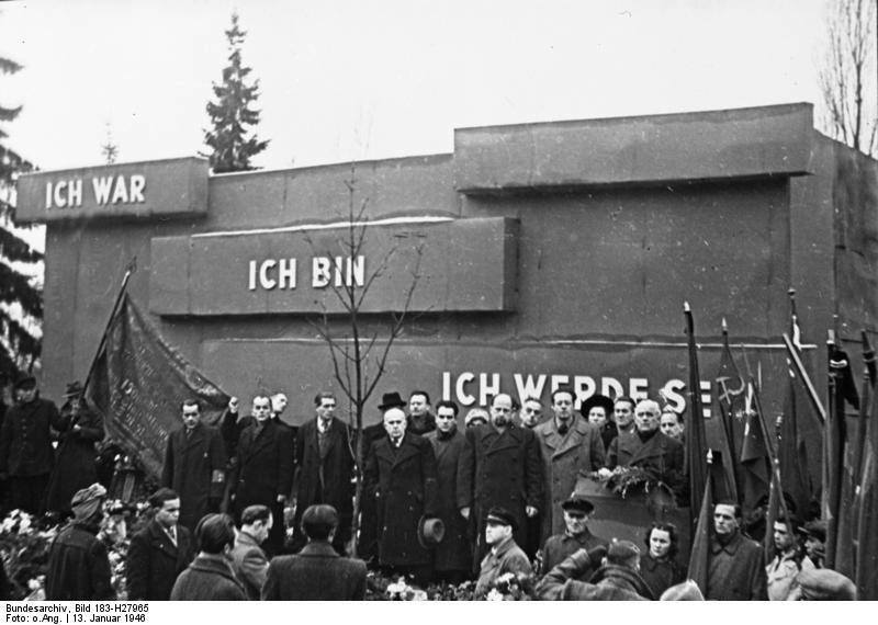 Am 13. Januar 1946 demonstrierten die Arbeiter Berlins zu den Gräbern von Karl Liebknecht, Rosa Luxemburg und den anderen Revolutionskämpfern. Wilhelm Pieck sprach an der Gedenkstätte der Sozialisten vor einem Provisorium anstelle des Revolutionsdenkmals von Ludwig Mies van der Rohe...